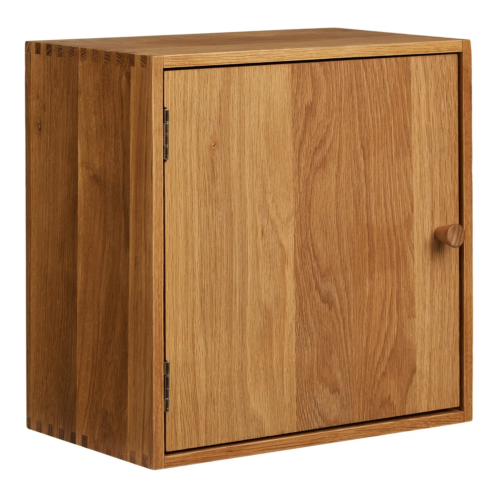 HOUSE NORDIC TOWNSVILLE VEGGHYLLE MED DØR EIK 18X30X30 CM v:7387403 HOUSE NORDIC TOWNSVILLE VEGGHYLLE MED DØR EIK 18X30X30 CM v:7387403